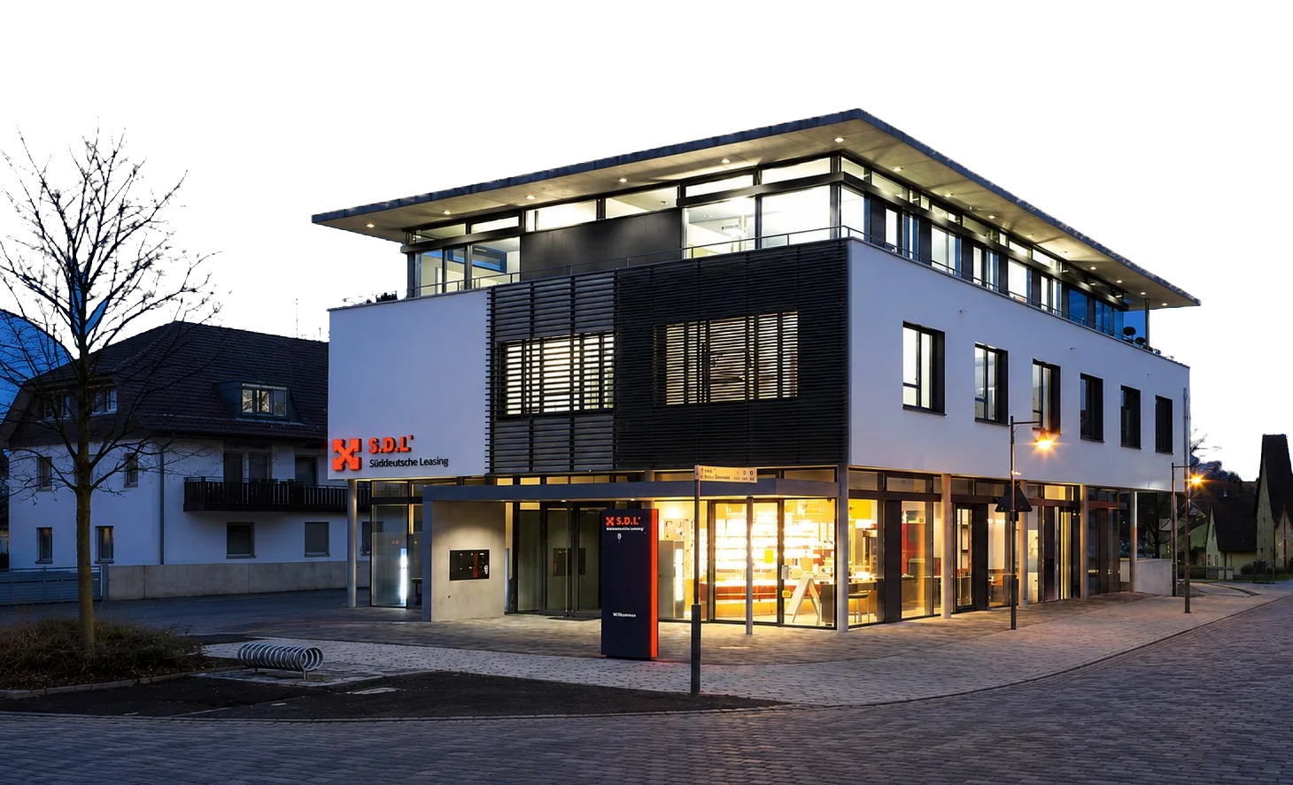 Firmengebäude der S.D.L. Süddeutsche Leasing AG in der Abenddämmerung